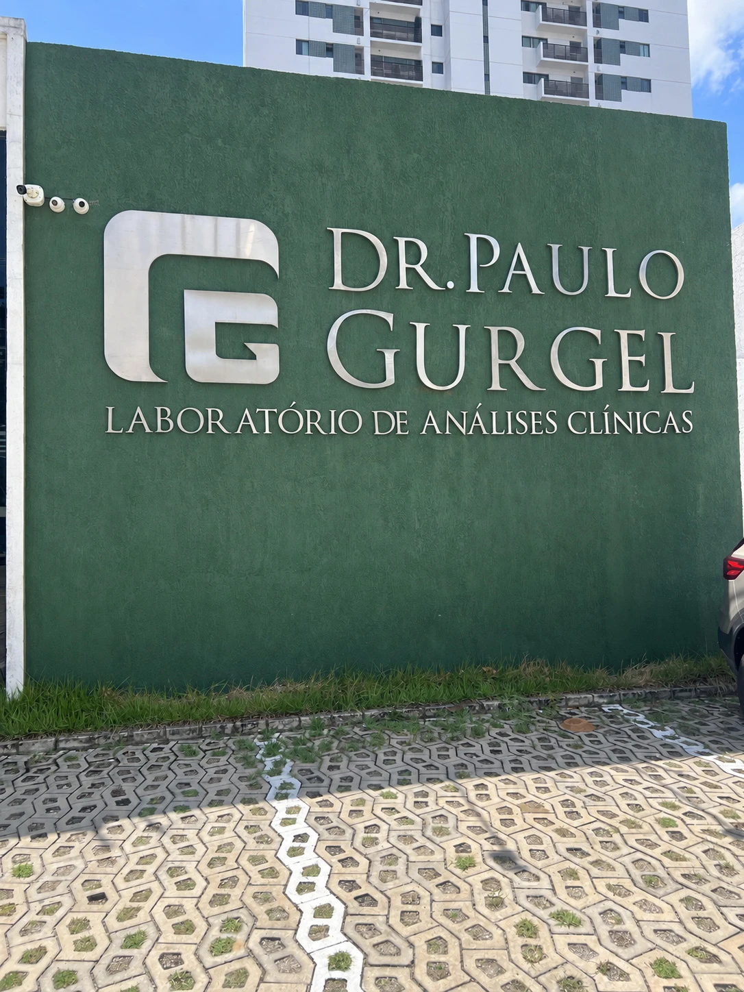 Fachada com a marca do Laboratório Dr. Paulo Gurgel